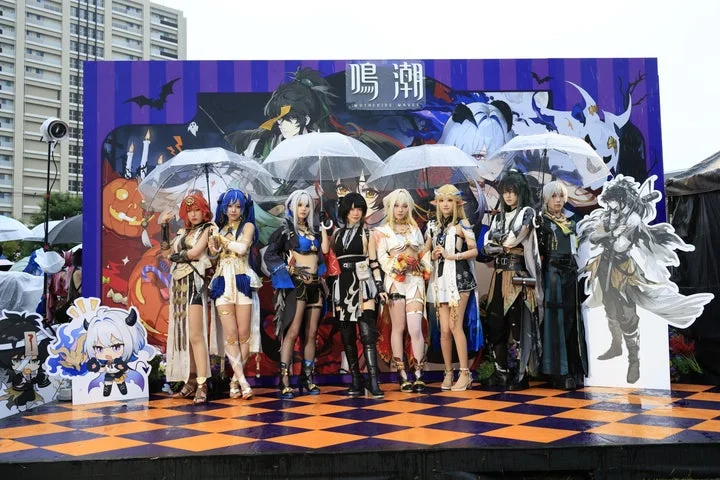 鳴潮のキャラクターに扮したコスプレイヤーたちの集合写真