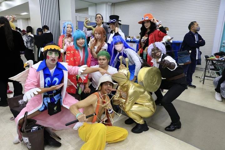 イベントを楽しむ多様なキャラクターのコスプレイヤーたち