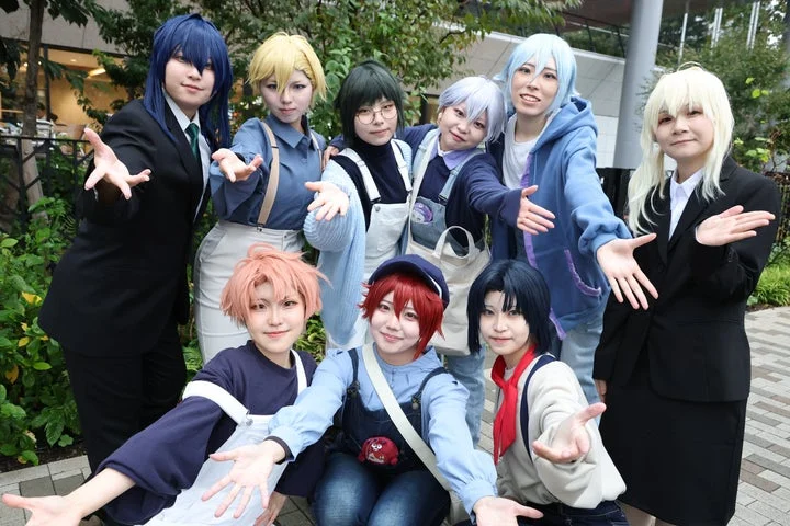 笑顔でポーズをとるグループコスプレイヤーたち