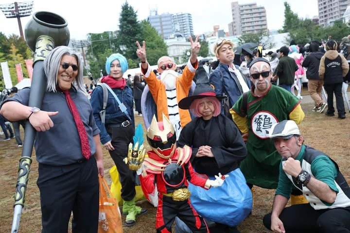個性豊かなキャラクターに扮したコスプレイヤーたち