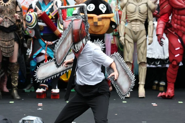 ステージ上でポーズをとるチェンソーマンのコスプレイヤー