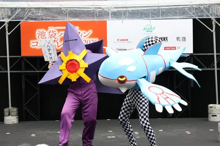 ステージ上でポーズをとるポケモン（スターミーとカイオーガ）のコスプレイヤー