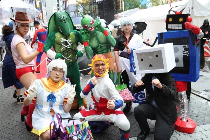 様々なアニメやゲームのキャラクターに扮したコスプレイヤーたち