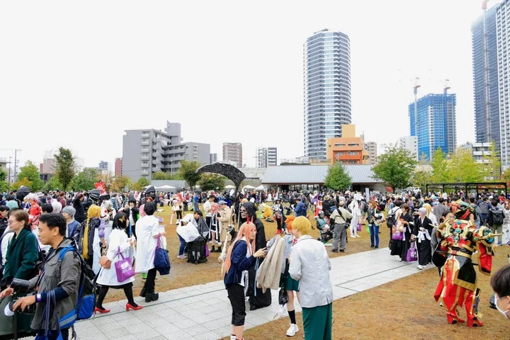 東口エリアの公園に集まるコスプレイヤーたち