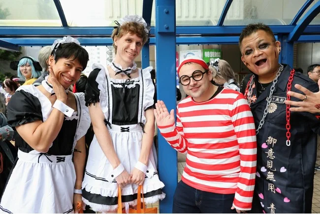 メイド服やウォーリーのコスプレを楽しむ海外からの来場者