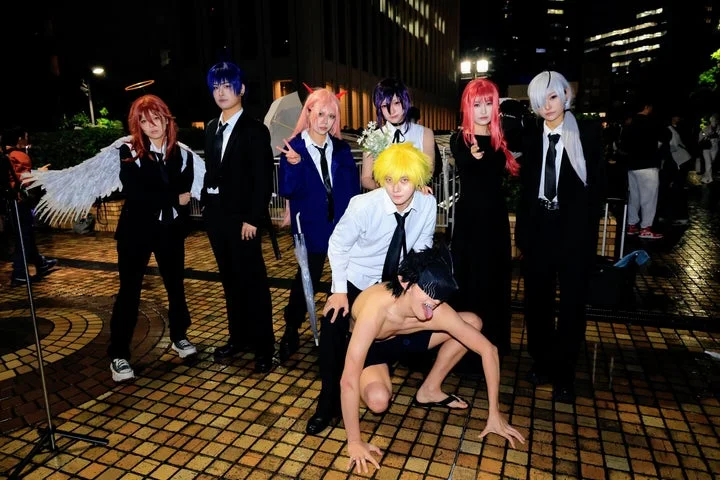 夜の街でポーズをとるチェンソーマンのグループコスプレ