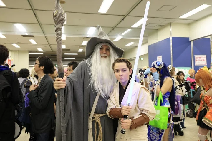 ガンダルフとジェダイのコスプレを楽しむ来場者