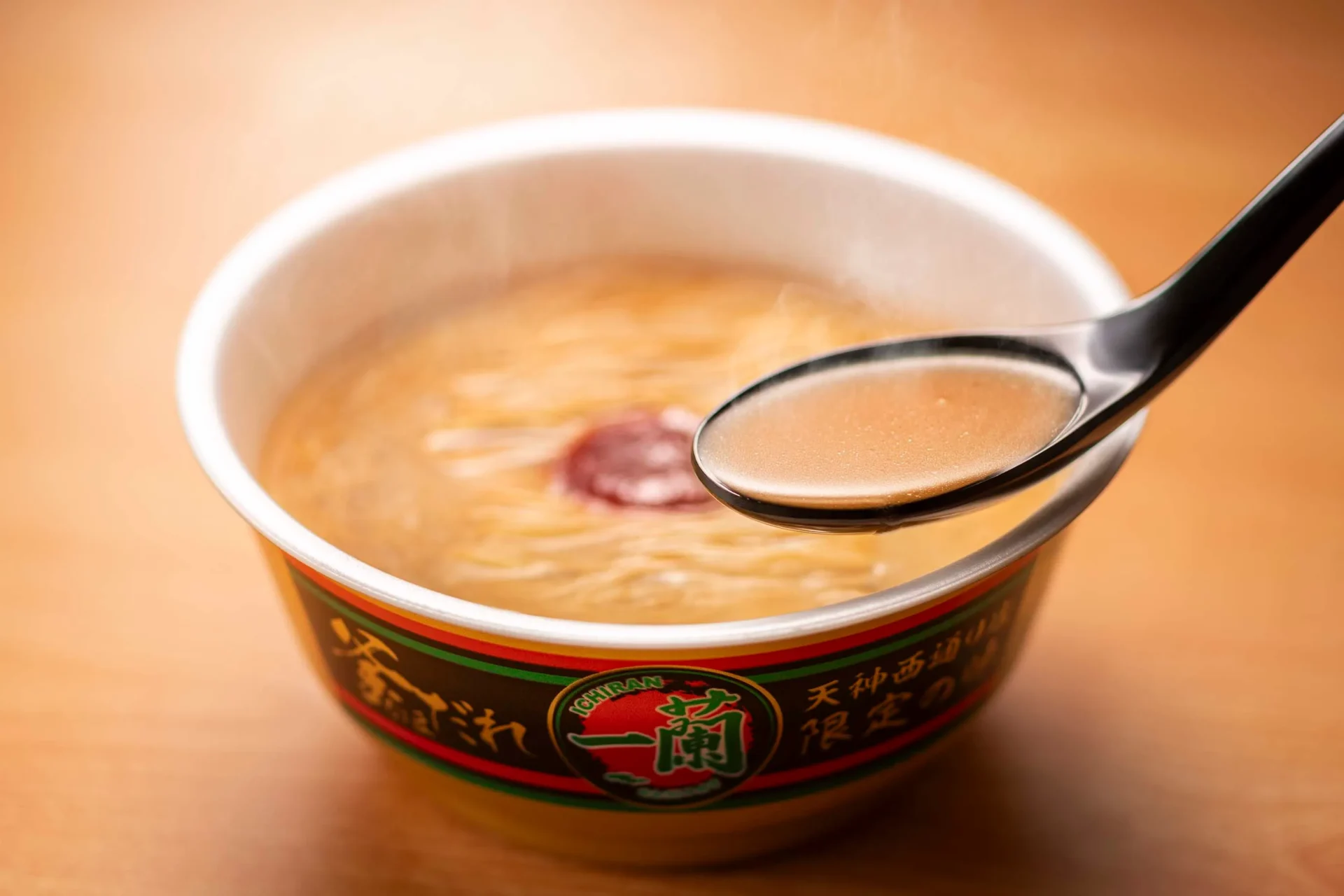 「一蘭とんこつ釜だれ」カップ麺のスープをスプーンですくった様子