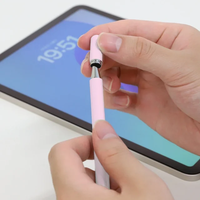 OWL-TPSE14のマグネットキャップを装着する手元