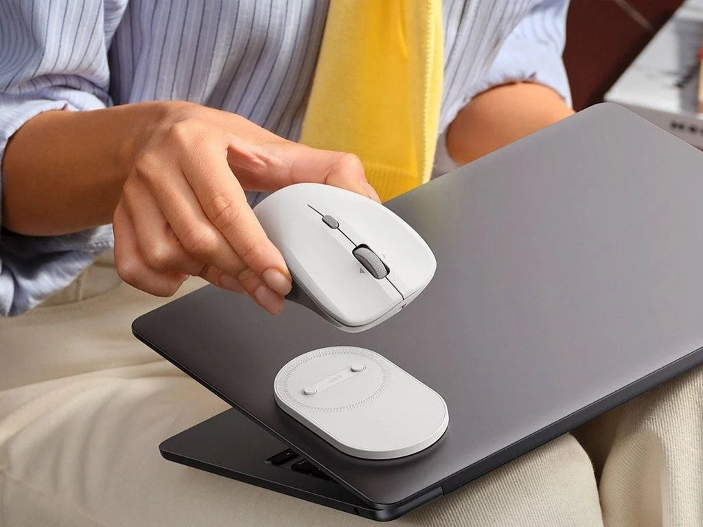 ノートPCにマグネットベースを貼り付けESR MagMouseを装着する様子