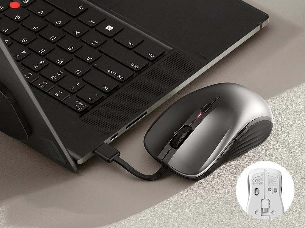 ESR MagMouseを内蔵USB-CケーブルでノートPCから充電する様子