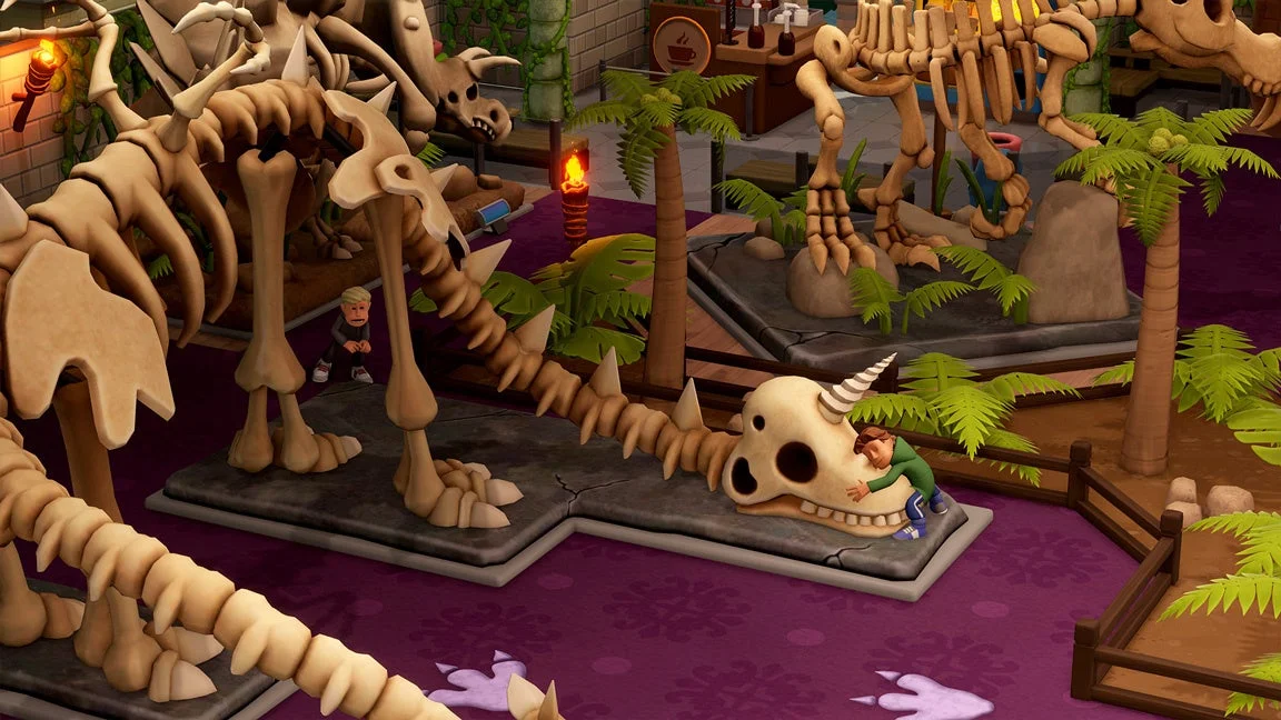 博物館内の恐竜骨格展示と来場者