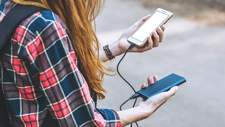 モバイルバッテリーを持ち歩く人は36％　正しい処分方法を知らない人が6割以上