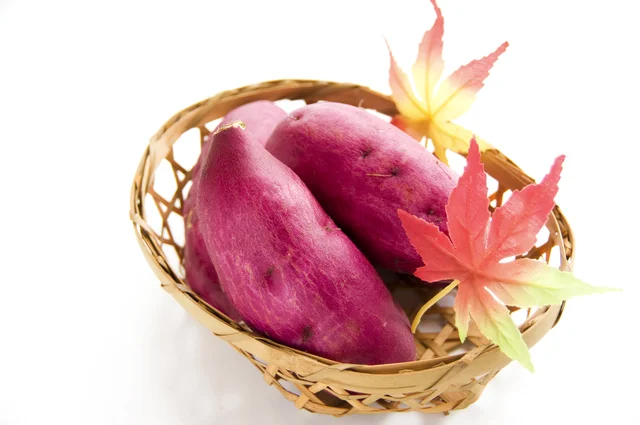 カゴに入った徳島県産ブランドさつまいも「なると金時」