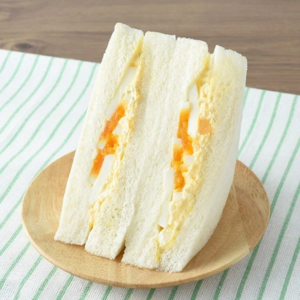 ボリューム感のある「大きなサンドイッチ たまごづくし」の商品画像