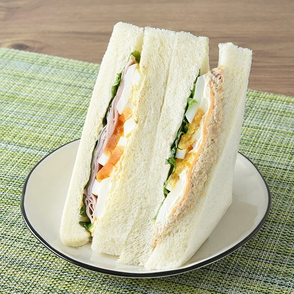 ハム、たまご、ツナ、チーズが入った「大きなサンドイッチ 人気具材の彩りミックス」の商品画像