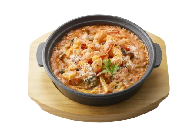 鉄板パスタ ずわい蟹と赤エビのトマトクリームソースの料理写真