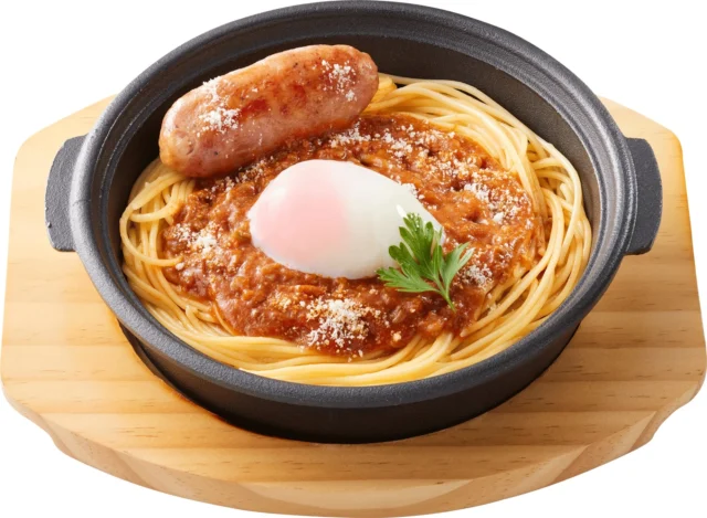 鉄板パスタ 粗挽きソーセージと半熟卵のミートソースの料理写真
