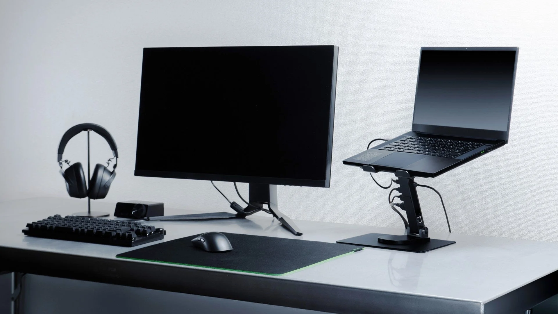 Device Centric Folioを設置したデスクワーク環境