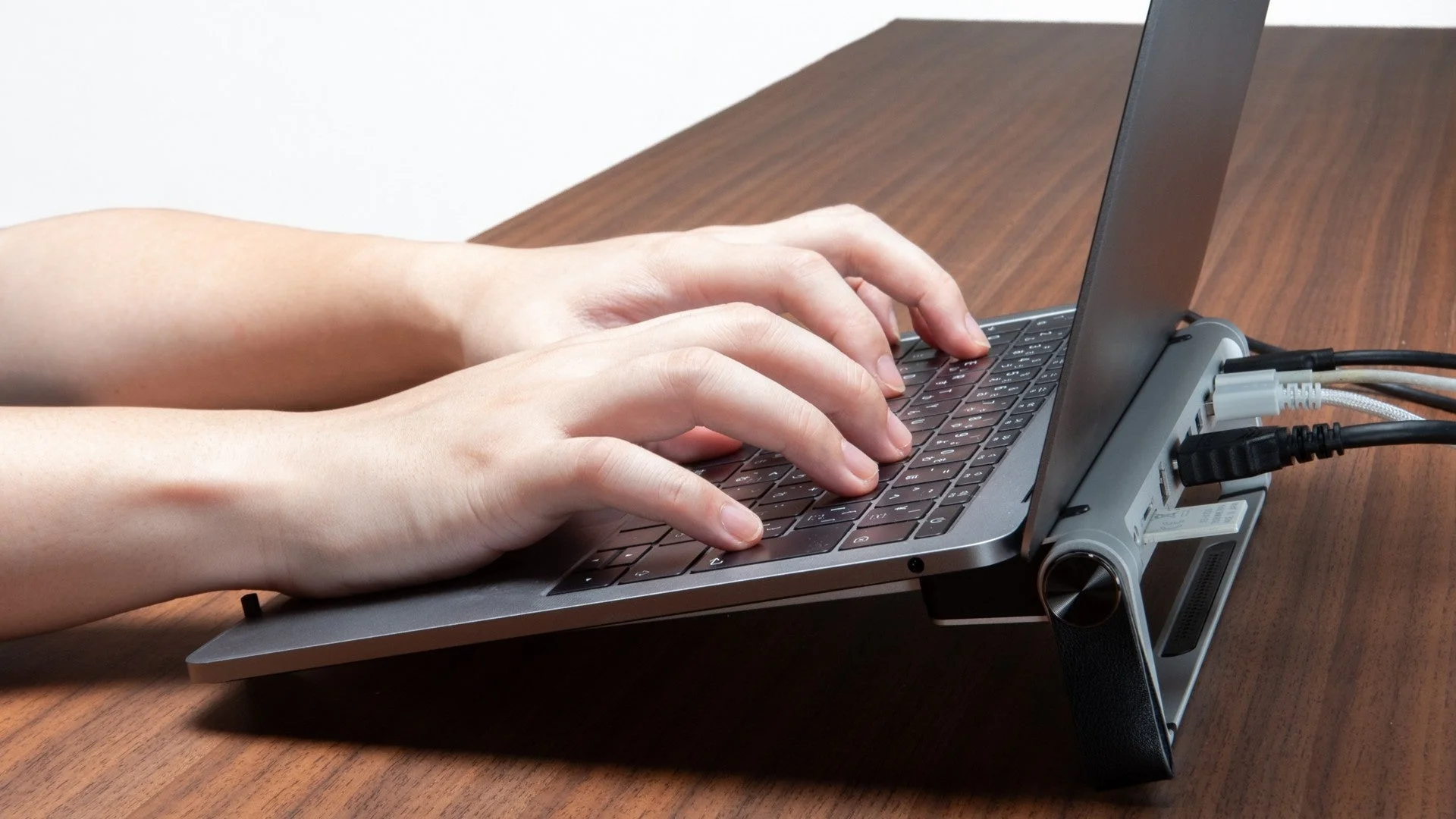 Device Centric PortableでノートPCを操作する様子