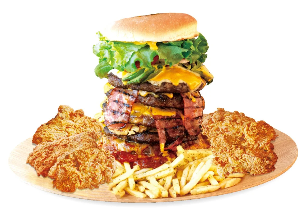 総重量3.2kgの「テラモンスターバーガー」とフライドポテト、チキン。