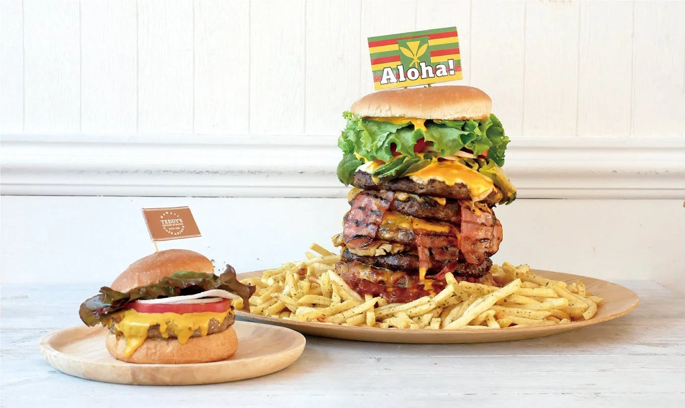 通常サイズのバーガーと並べられた「テラモンスターバーガー」の比較。