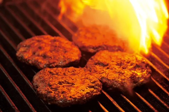 特製高火力グリルで焼かれるハンバーグパティ。