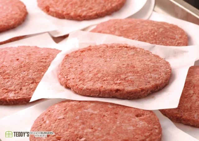 厳選された米国産牛肉100%の生パティ。