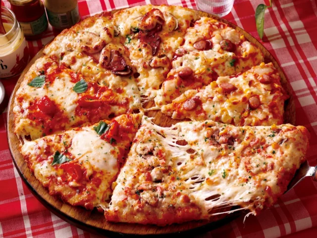 ピザーラのカニマヨクォーターピザ。カニマヨ、マルゲリータ、ポテマヨソーセージ、テリヤキチキンを組み合わせた家族向けピザ。