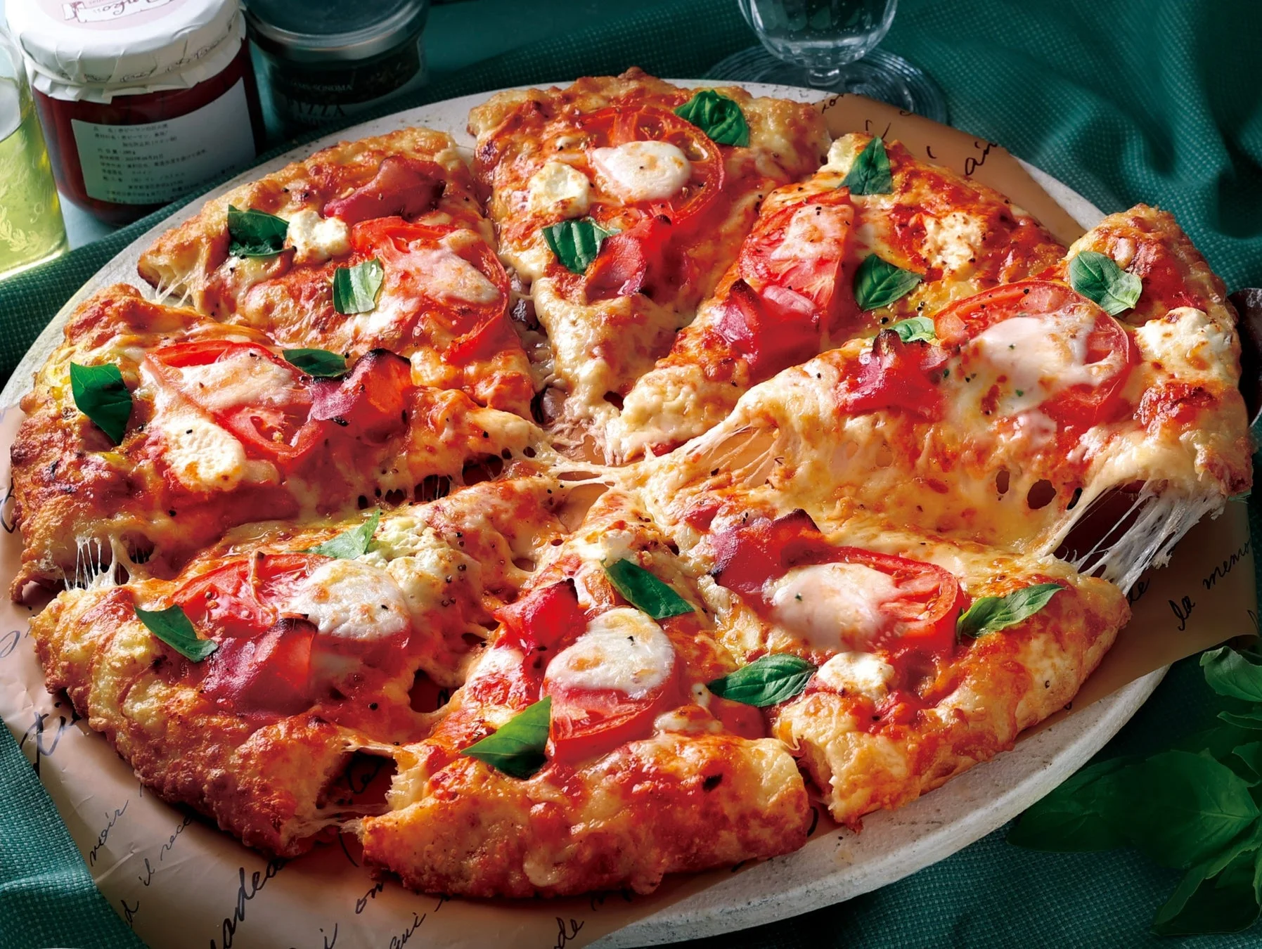 生ハムとフレッシュトマトが乗ったピザーラ「生ハムの贅沢マルゲリータ」