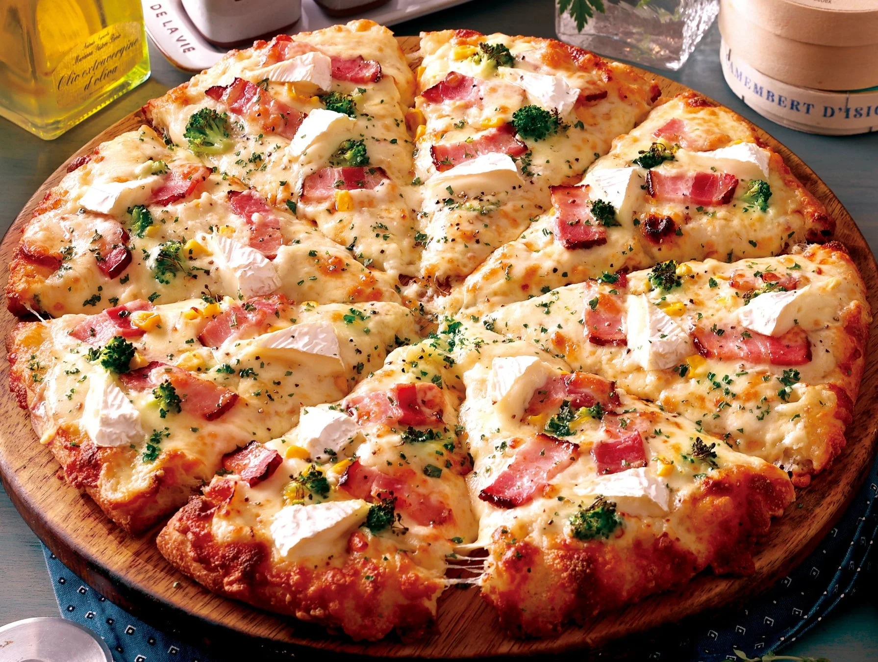 熟成ベーコンとカマンベールが乗ったピザーラ「熟成ベーコンと北海道カマンベールのクリーミーピザ」