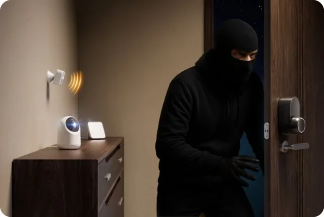 SwitchBot 人感センサーProと見守りカメラで防犯対策をする様子