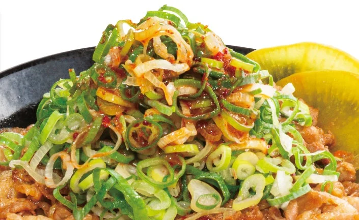 旨辛ねぎ盛りトッピングのすた丼。