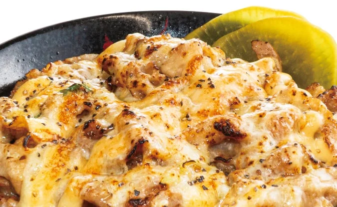 炙りチーズ胡椒トッピングのすた丼。