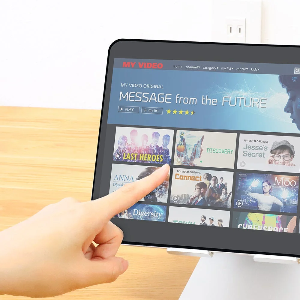 マットガラスフィルムを貼ったiPadを指で操作する様子