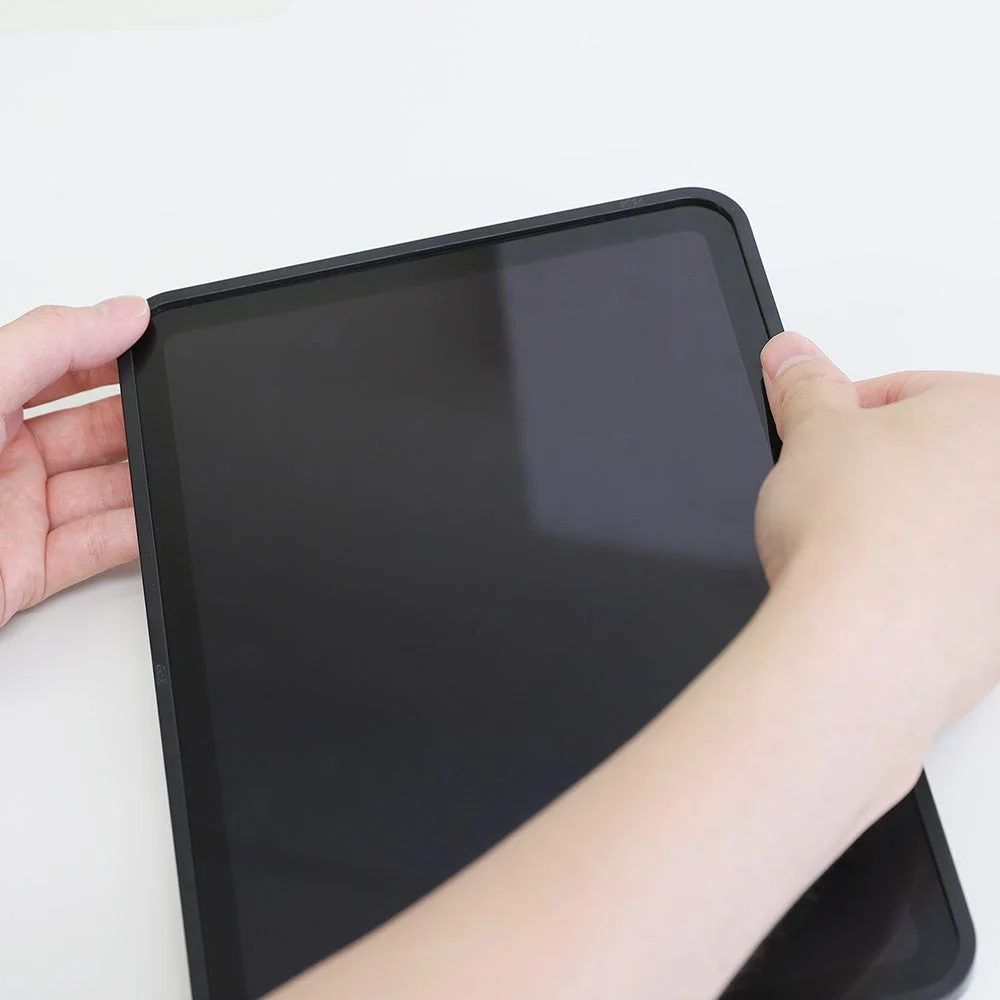 貼り付けガイドフレームをiPadに装着する様子