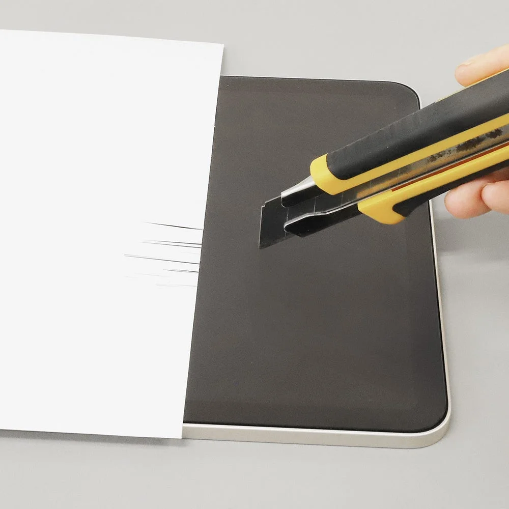 カッターで引っ掻いても傷つかない表面硬度9Hの保護ガラス