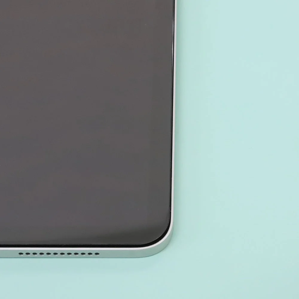 厚さ0.33mmの保護ガラスフィルムを貼ったiPad側面