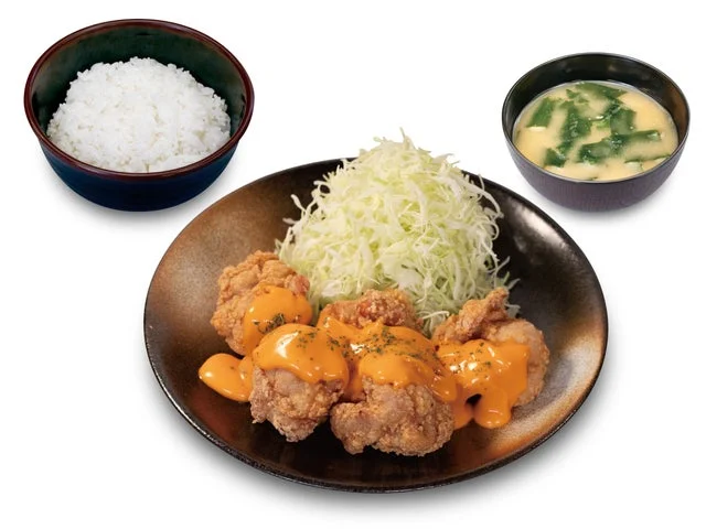 松のや「コチュマヨ唐揚げ定食(5個)」のご飯と味噌汁付き。