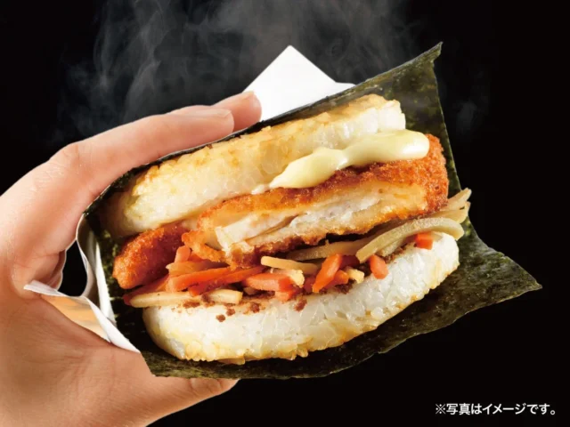 内袋に入ったモスライスバーガーを手に持っている様子