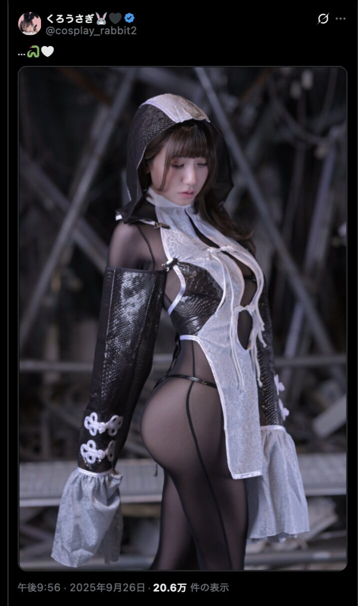 黒と白の絶妙な対比！　くろうさぎ、セクシー衣装でS字ラインの美しさを披露