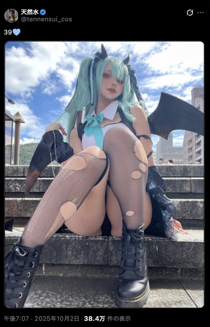 青空の下で輝くサキュバスミク！　天然水、破れパンストが艶めかしい初音ミクのコスプレを披露