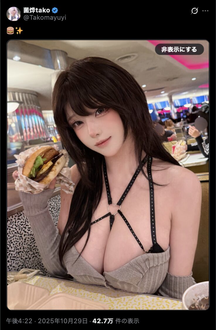 ハンバーガー片手にセクシーな笑顔！　菌烨tako、ダイナーでの大胆衣装写真を公開