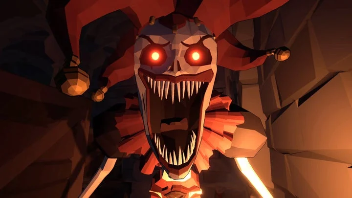 鋭い歯を見せて笑うジェスターの顔のアップ