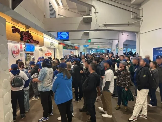 ロサンゼルス・ドジャースのドジャー・スタジアム店に並ぶ築地銀だこの行列