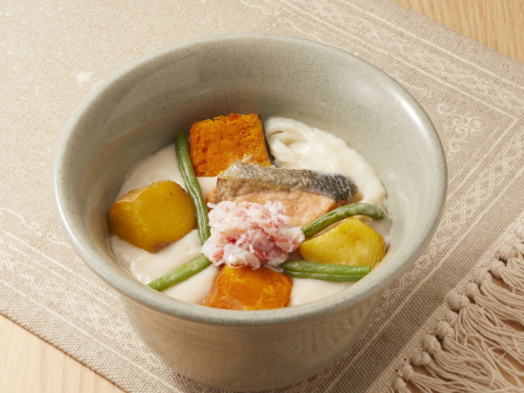 家族亭北海道フェア「北海道産かにと秋鮭の野菜豆乳あんかけうどん」