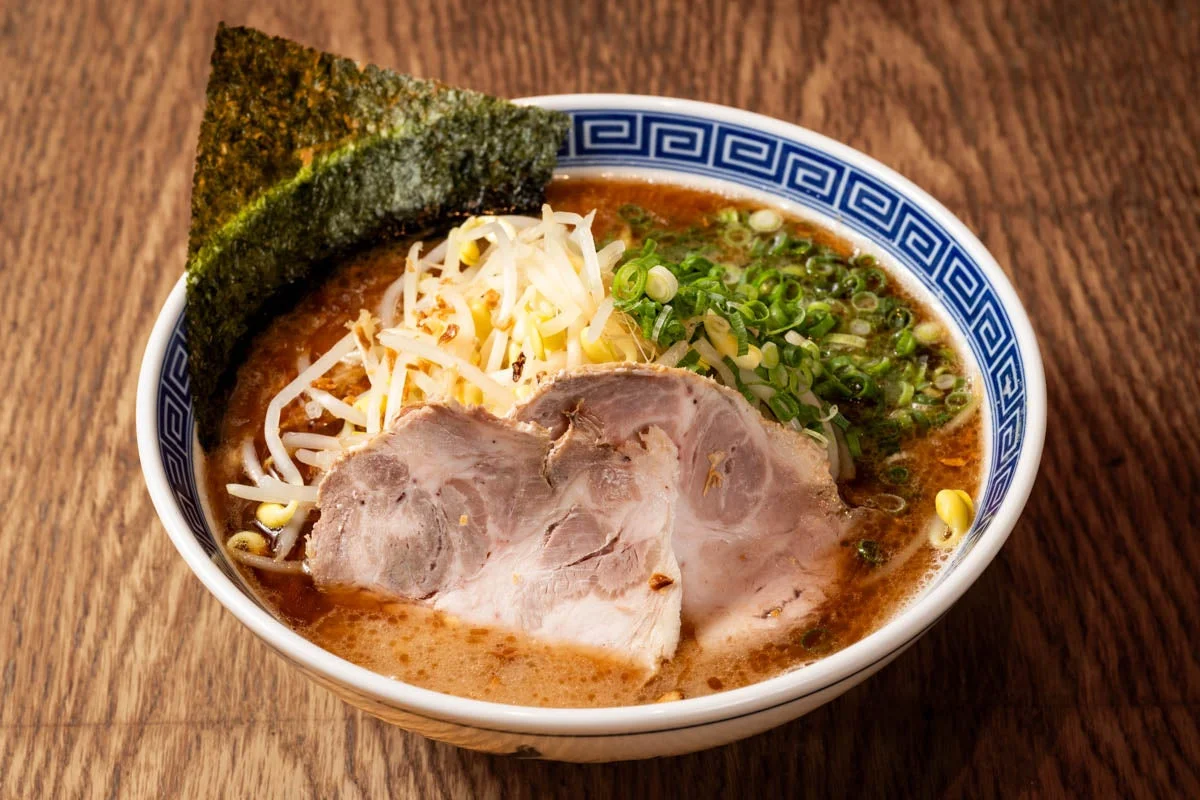 博多ラーメン でぶちゃんの臭旨BLACK、豚骨スープのラーメン