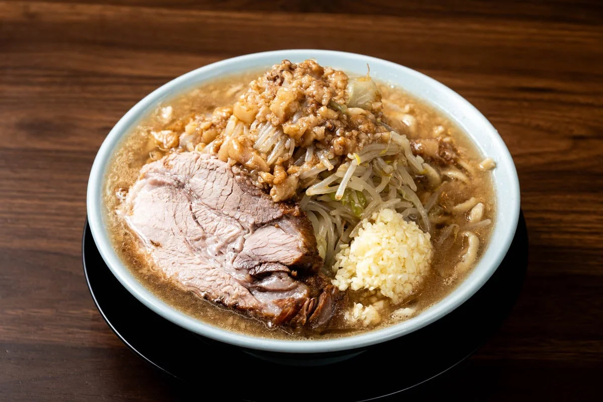 俺の生きる道の俺のラーメン、豚と野菜の甘みが特徴の豚骨醤油ラーメン