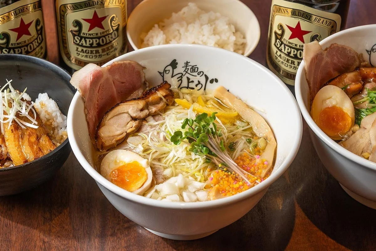 麺のようじの鶏節極塩らーめん、伊勢赤どり使用の透明な塩スープ