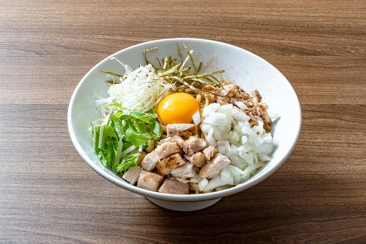 びじねす食堂のまぜそばオリジナル、醤油ベースのタレと魚介粉末